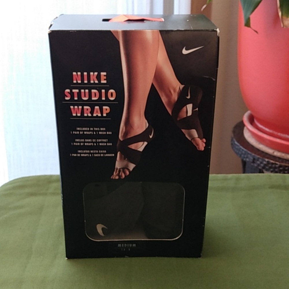 NIB Nike Studio Wraps with Wash Bag, Size Medium